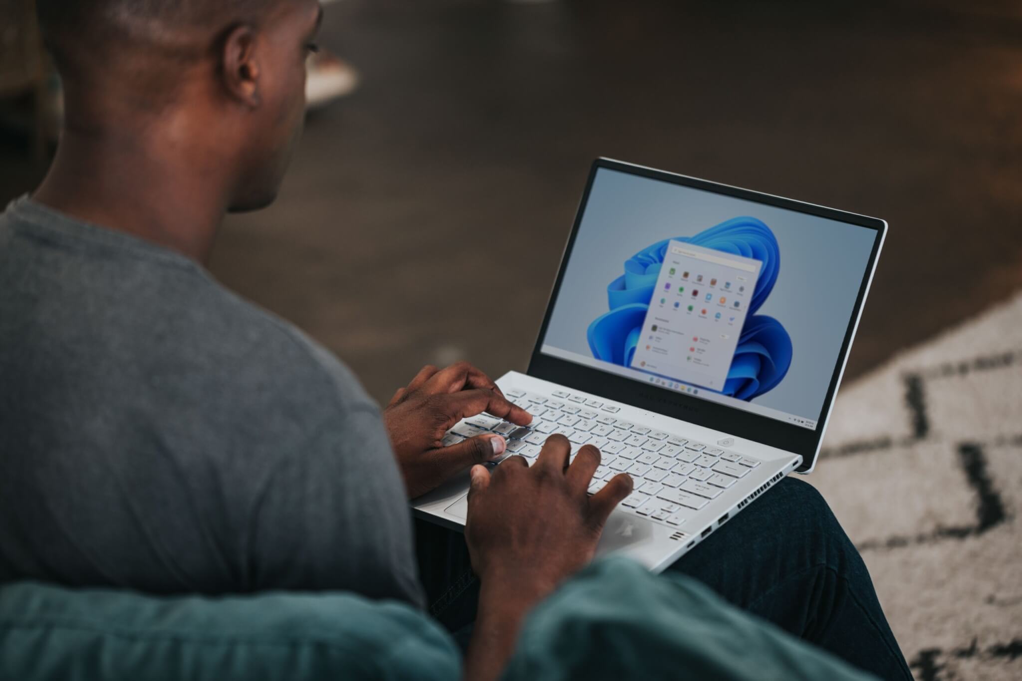 man in gray long sleeve shirt using Windows 11 computer for Data Visualization Reports.