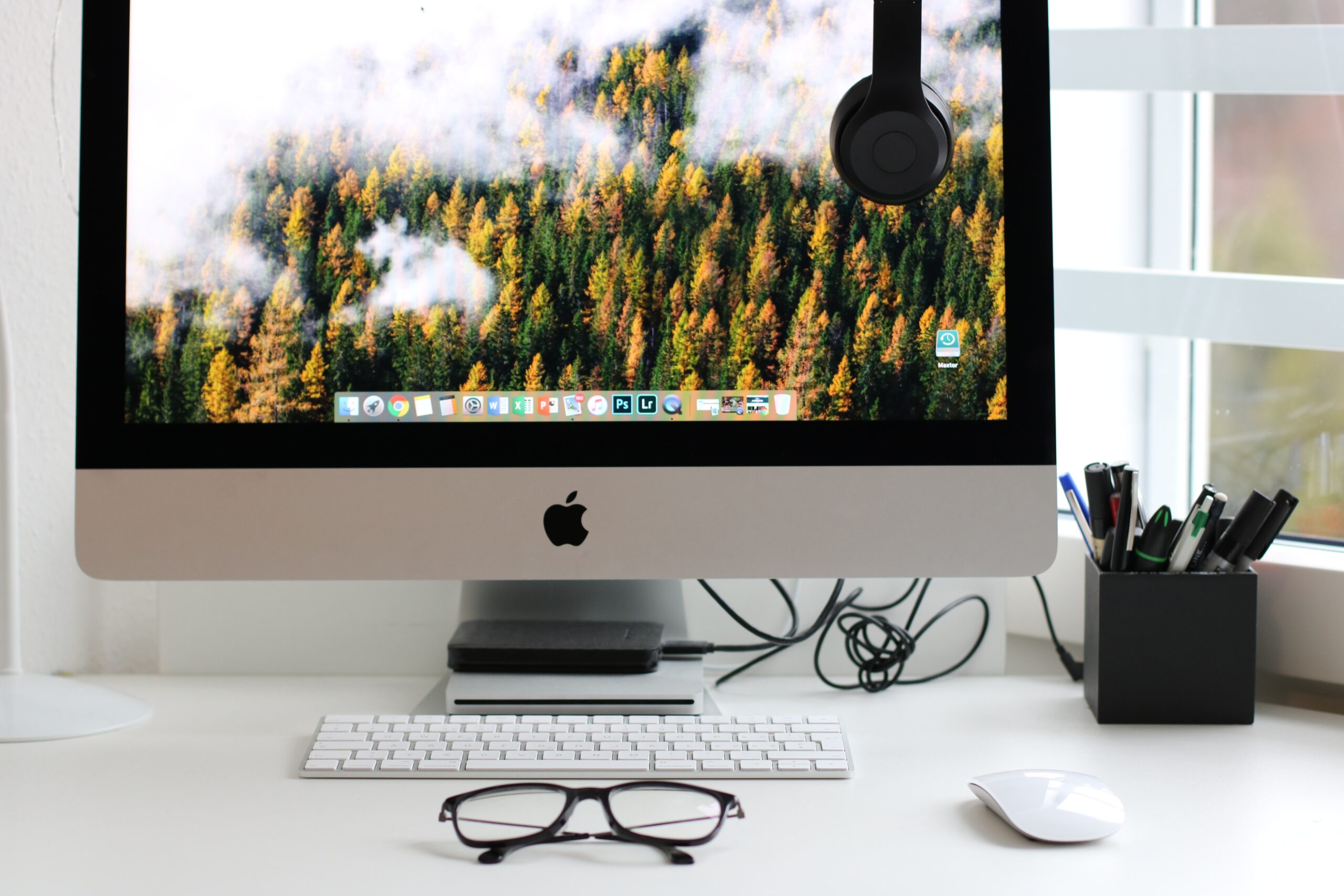 Free Turned on Silver Imac With Might Mouse and Keyboard Stock Photo for Sustainable Tech Habits