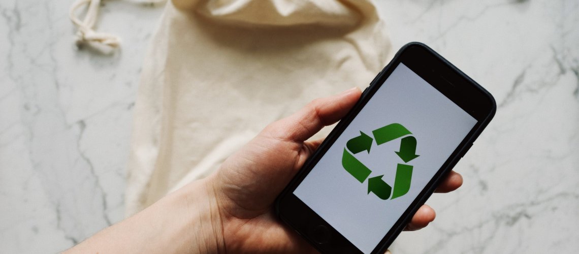Free Faceless person showing recycle symbol on mobile phone screen Stock Photo
